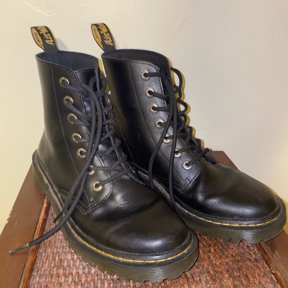 Lightly worn DR MARTEN boots!